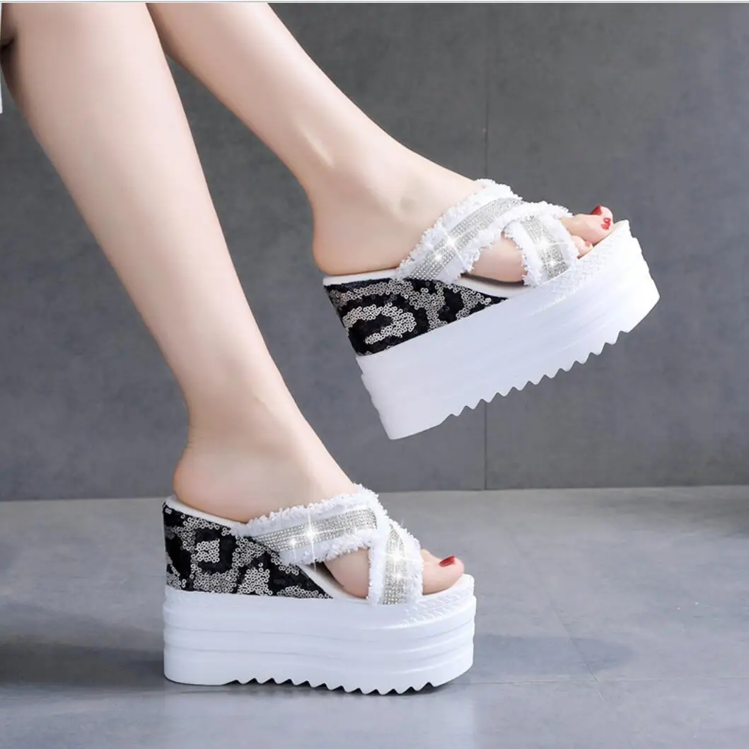 Женские сандалии на высокой танкетке повседневные пляжные шлепанцы без застежки