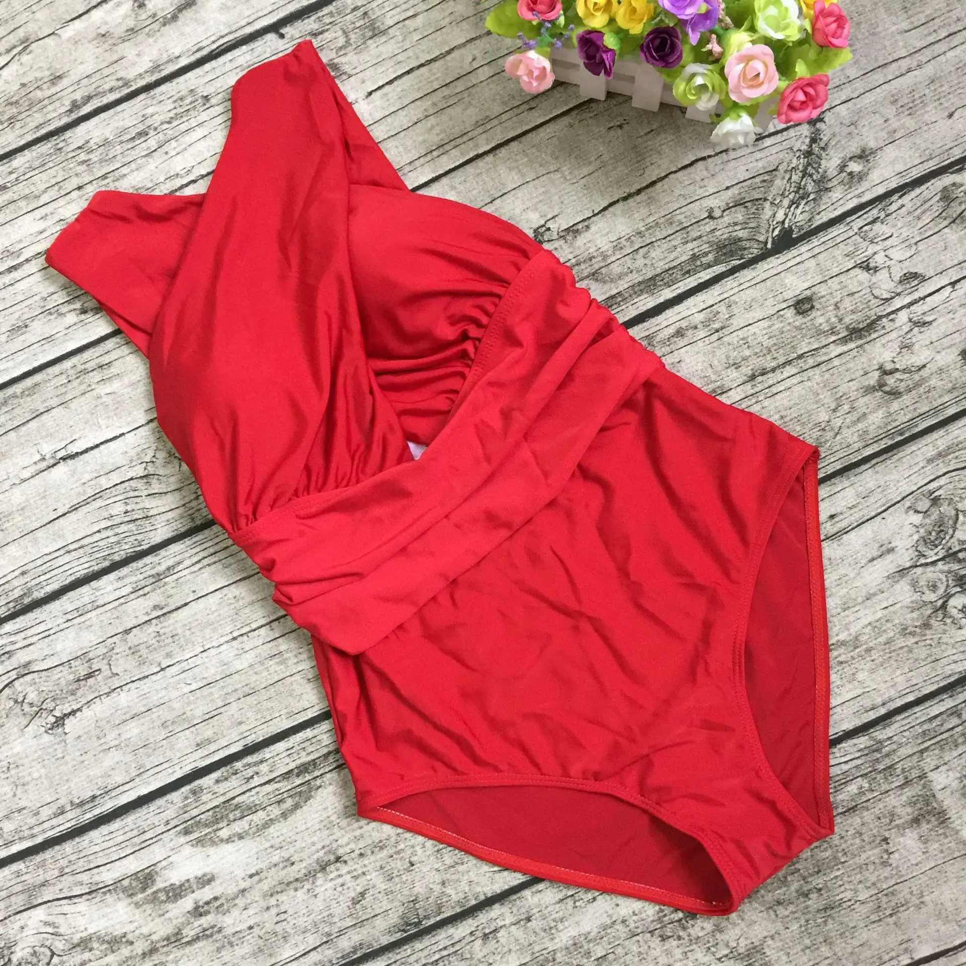 Красный купальник черный сплошной с глубоким V образным вырезом женский