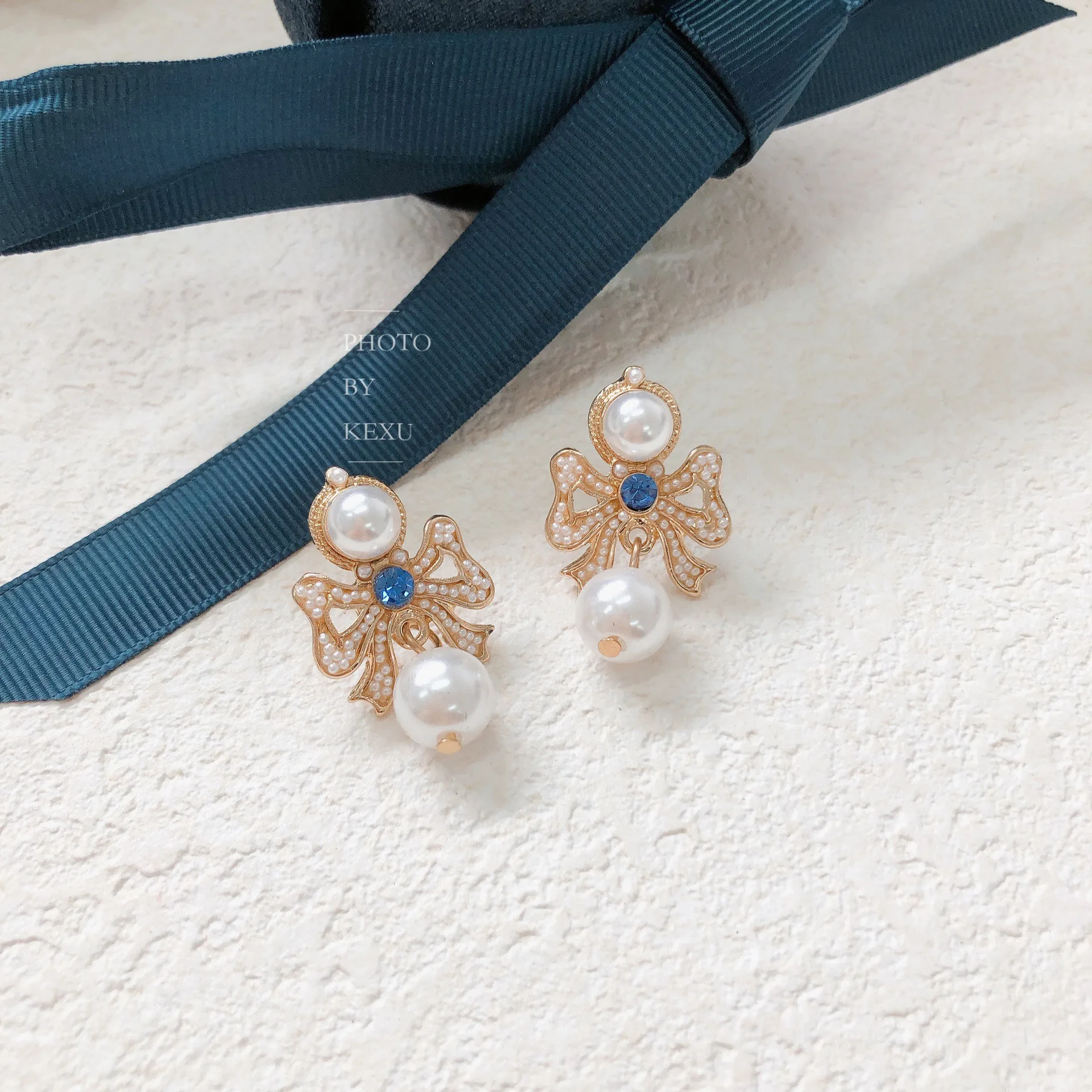 

AVEBIEN 2021 Trendy Vintage Bowknot Micro-inlaid Pearl Earrings French Elegant Blue 925 Women's Stud Earrings Fashion Ornaments