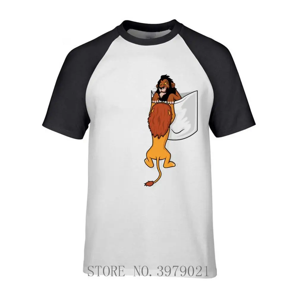 С принтом &quotКороль Лев: Симба в карман забавная Футболка мужская jollypeach 2019 Цвет