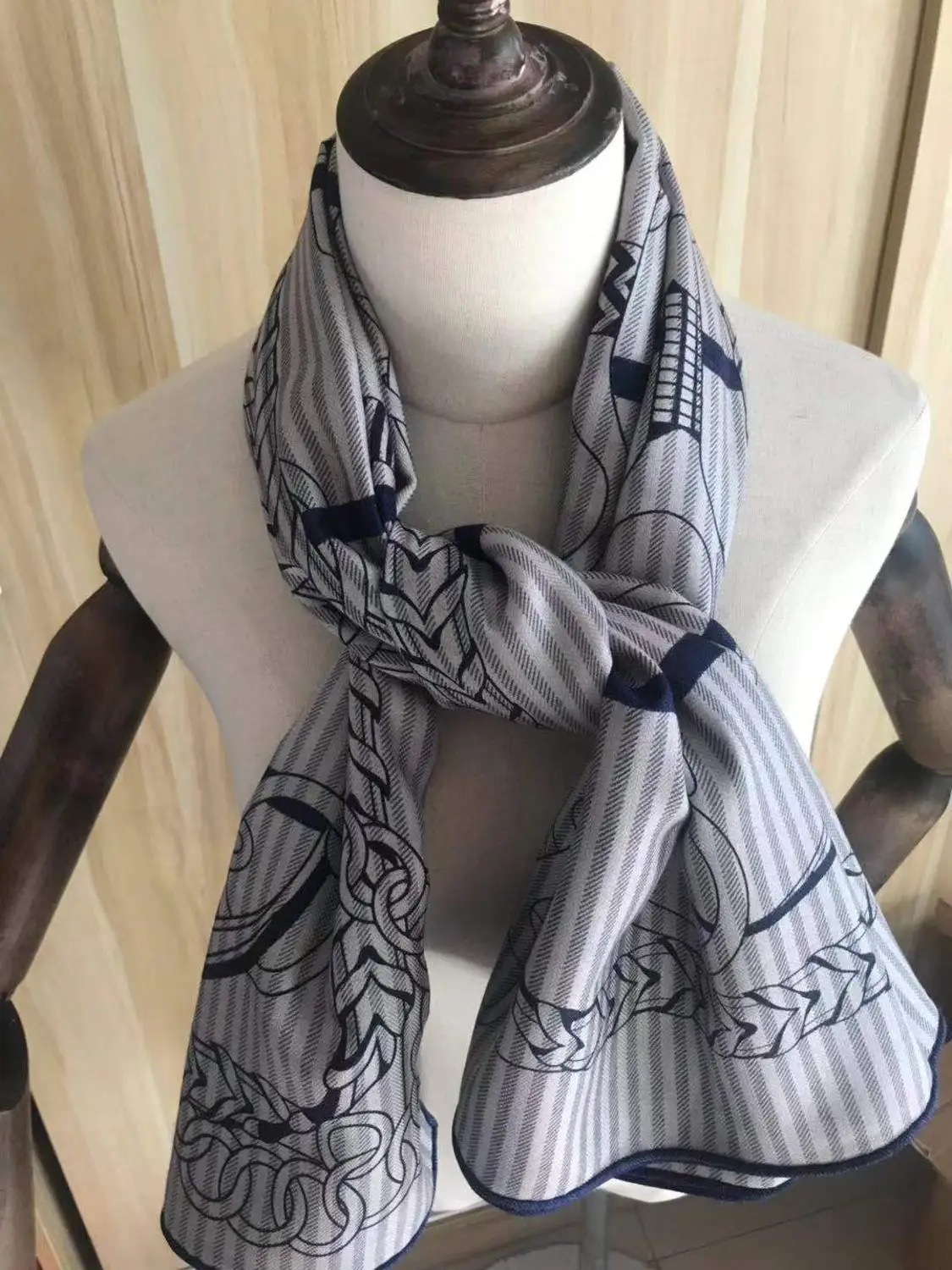 

2020 new arrival autumn winter classic chain design 140*140 cm animal scarf 65% cashmere 35% silk scarf wrap for women lady girl