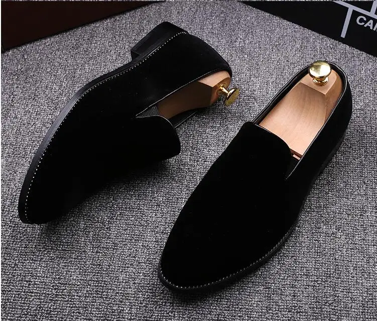 

New 2020 Velvet Men Loafers Luxury Brand Shoes Slip on Pointed Toe Party Wedding Shoes Fashion Men Loafers Black Green Wine Red