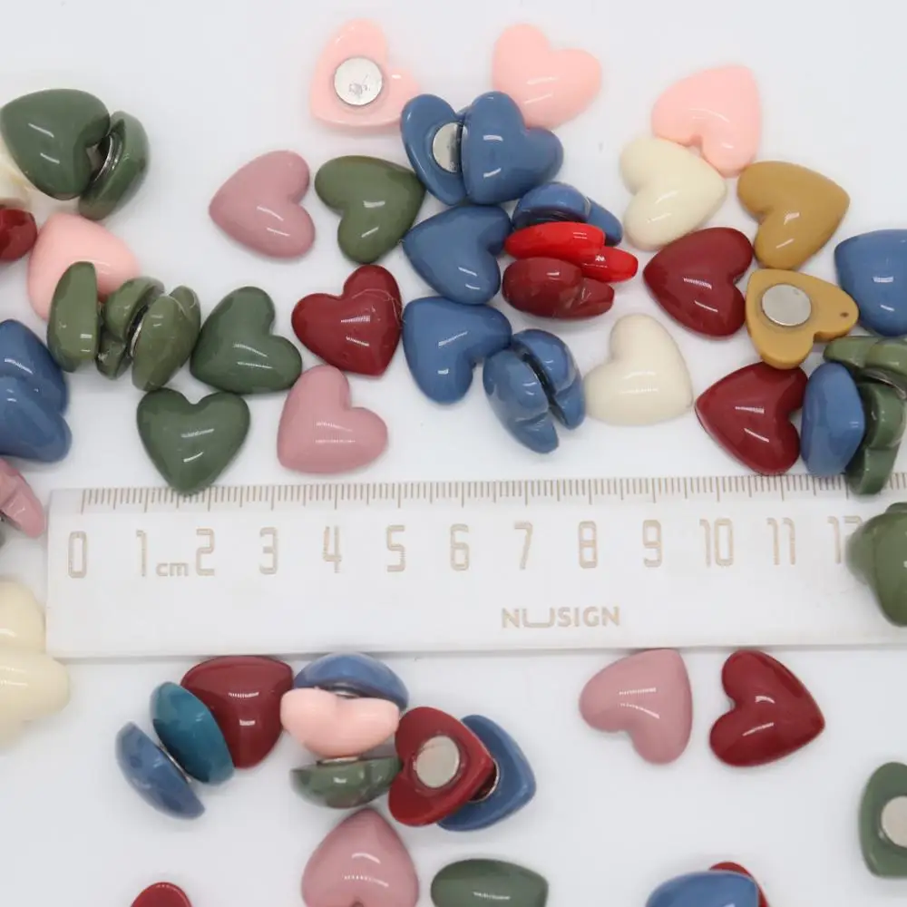 Магнит на холодильник полимерная мини-паста красного розового цвета в форме