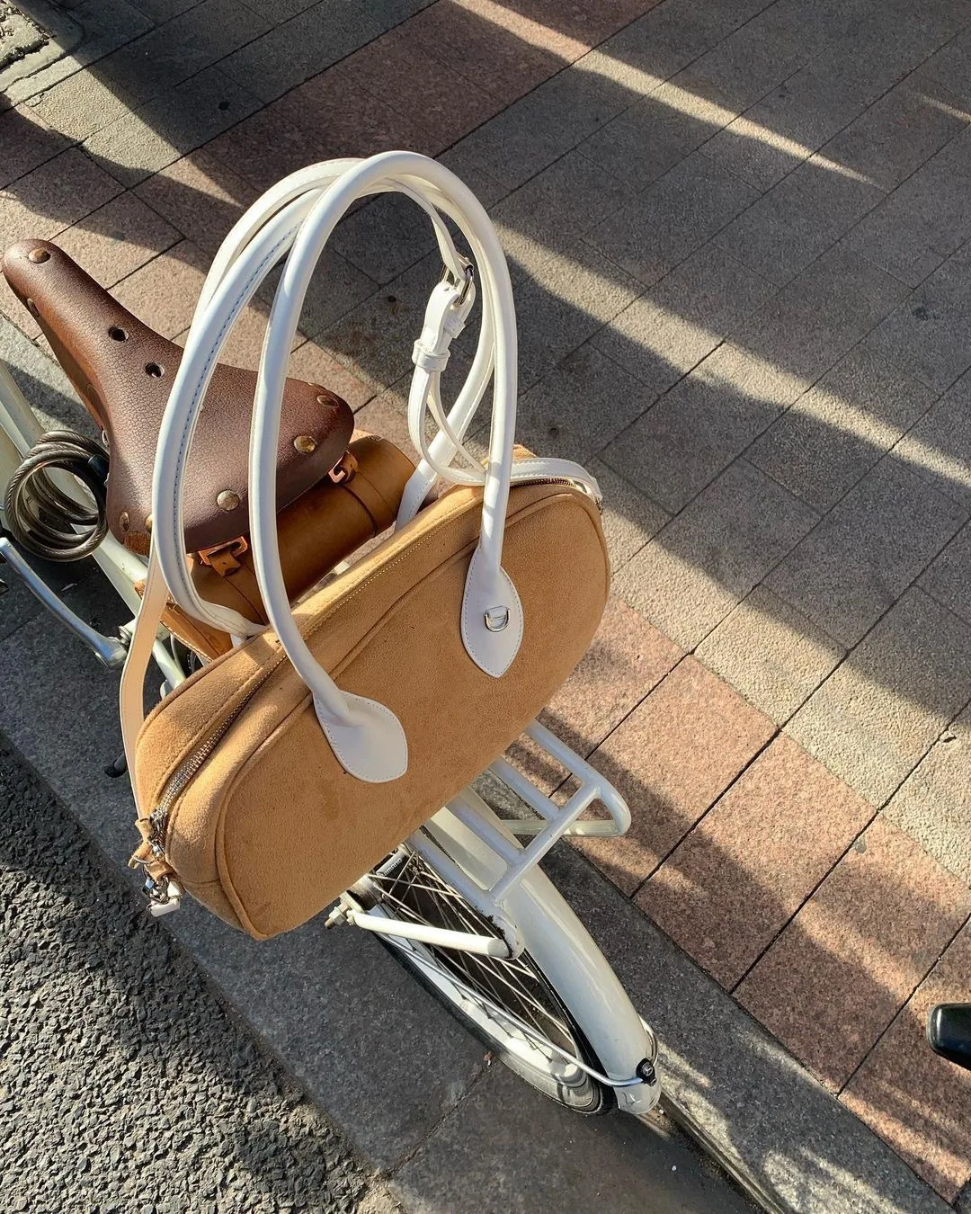 

Vintage Casual Tote for Women Large Capacity Ladies Underarm Shoulder Bags Fashion Design Two-color Stitching Leather Bag