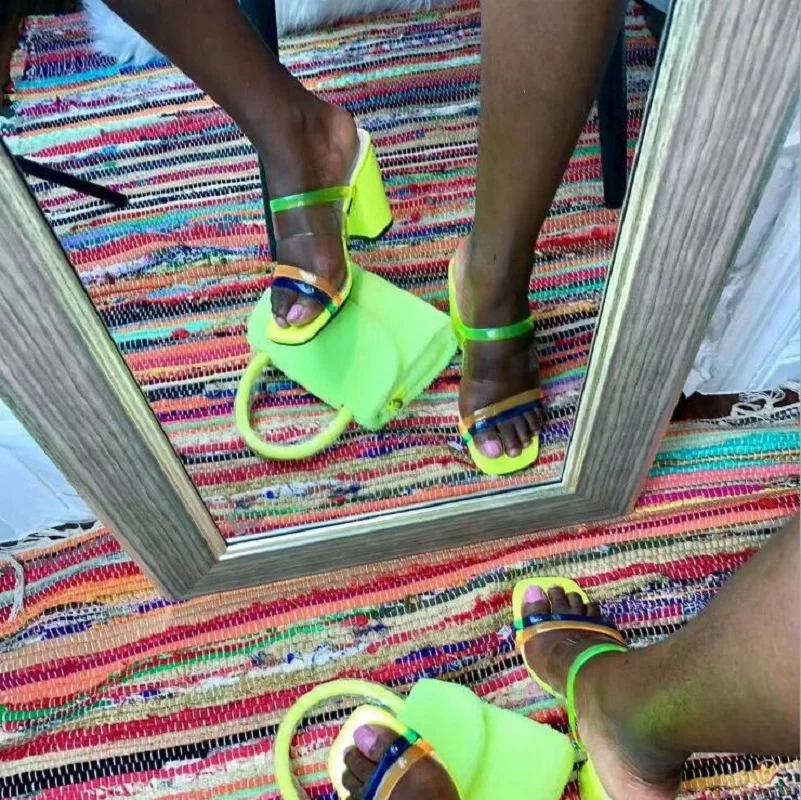 Яркие женские Вьетнамки в полоску Новинка 2019 года Летние босоножки на высоком