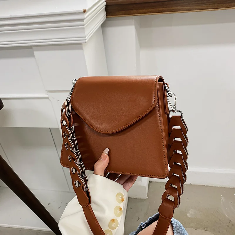 

2021 Retro Female Bags High-End Sense Hollow Strap One-Shoulder Messenger Bag Lady Women Handbags Triangle Crossbody bag Fashion