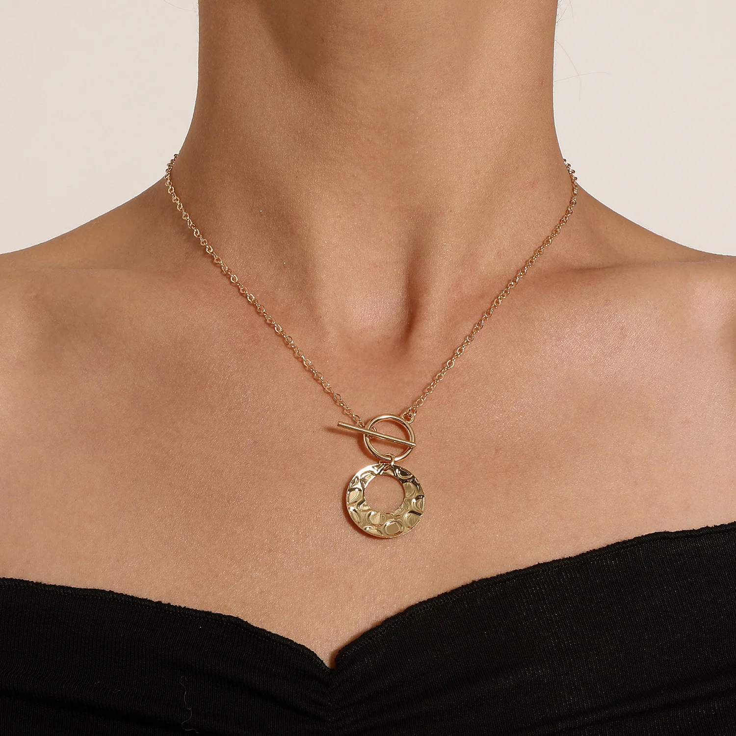 Ожерелье женское с подвеской в виде кольца неправильной формы золотого и