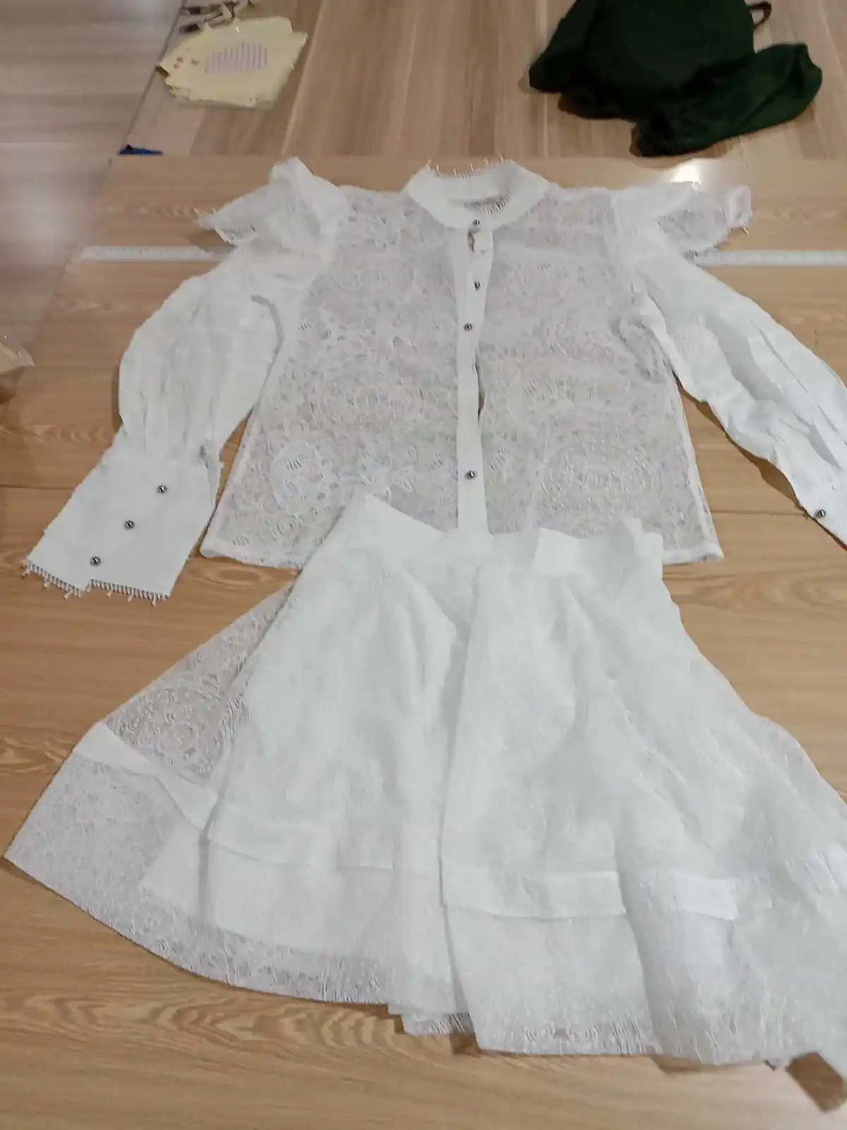 

[DEAT] Stand Collar Long Sleeve Ruffle Embroidery White Shirt High Waist Shawl Dress Two Piece Set Women 2021 Summer GX569