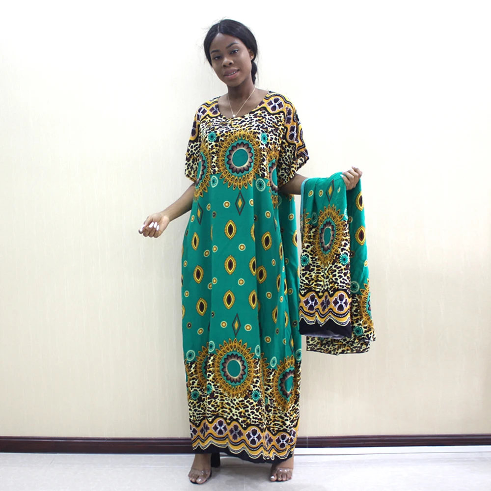 Женское платье с шарфом зеленое из чистого хлопка круглым вырезом и коротким