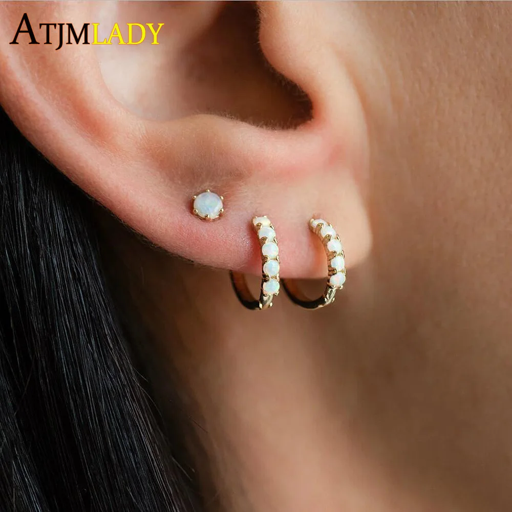 Маленькие сережки обручи с опалом белые золотым наполнителем из 100% серебра и