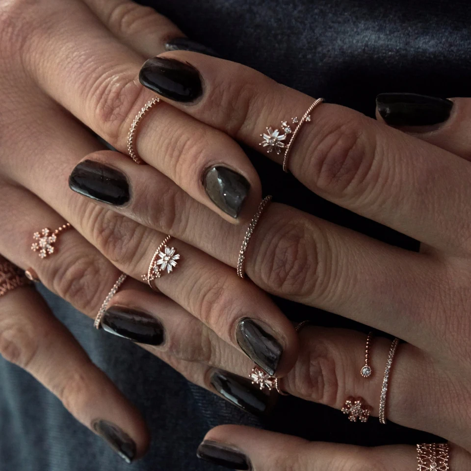 Женское кольцо с фианитами цвета розового золота декором листья маргаритки и