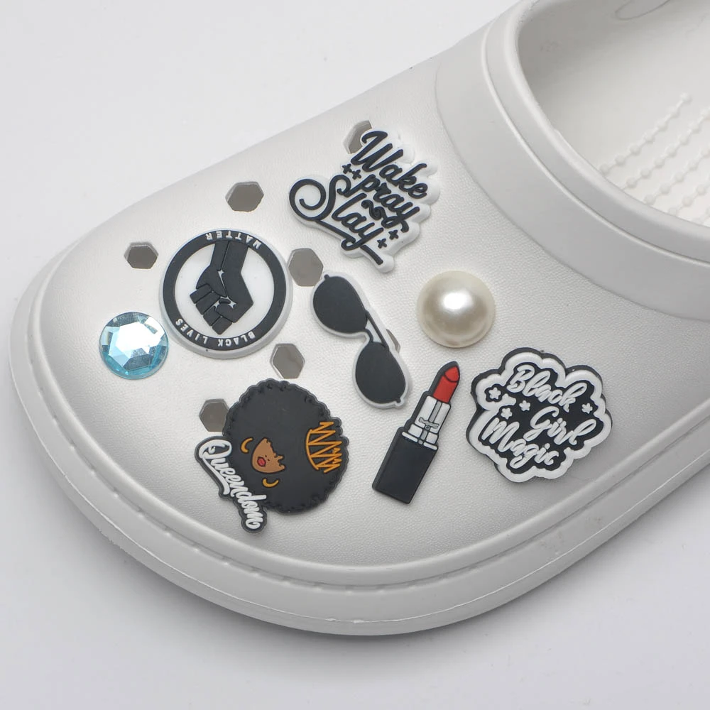 1 шт. черный живет материя из ПВХ подвески для обуви Мультфильм портреты JIBZ