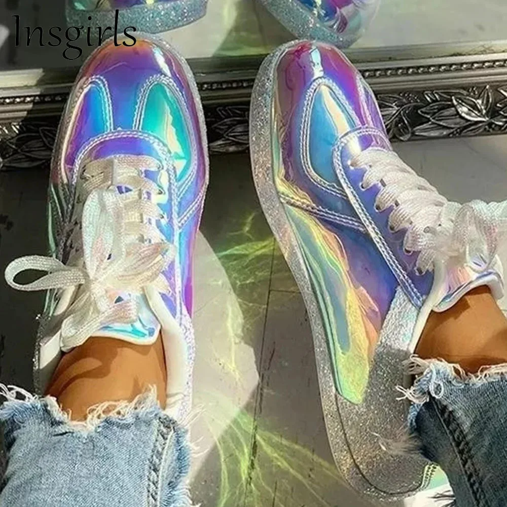 

Женские кроссовки на шнуровке, всесезонные блестящие разноцветные повседневные туфли на плоской подошве, большие размеры 36-41, 2021