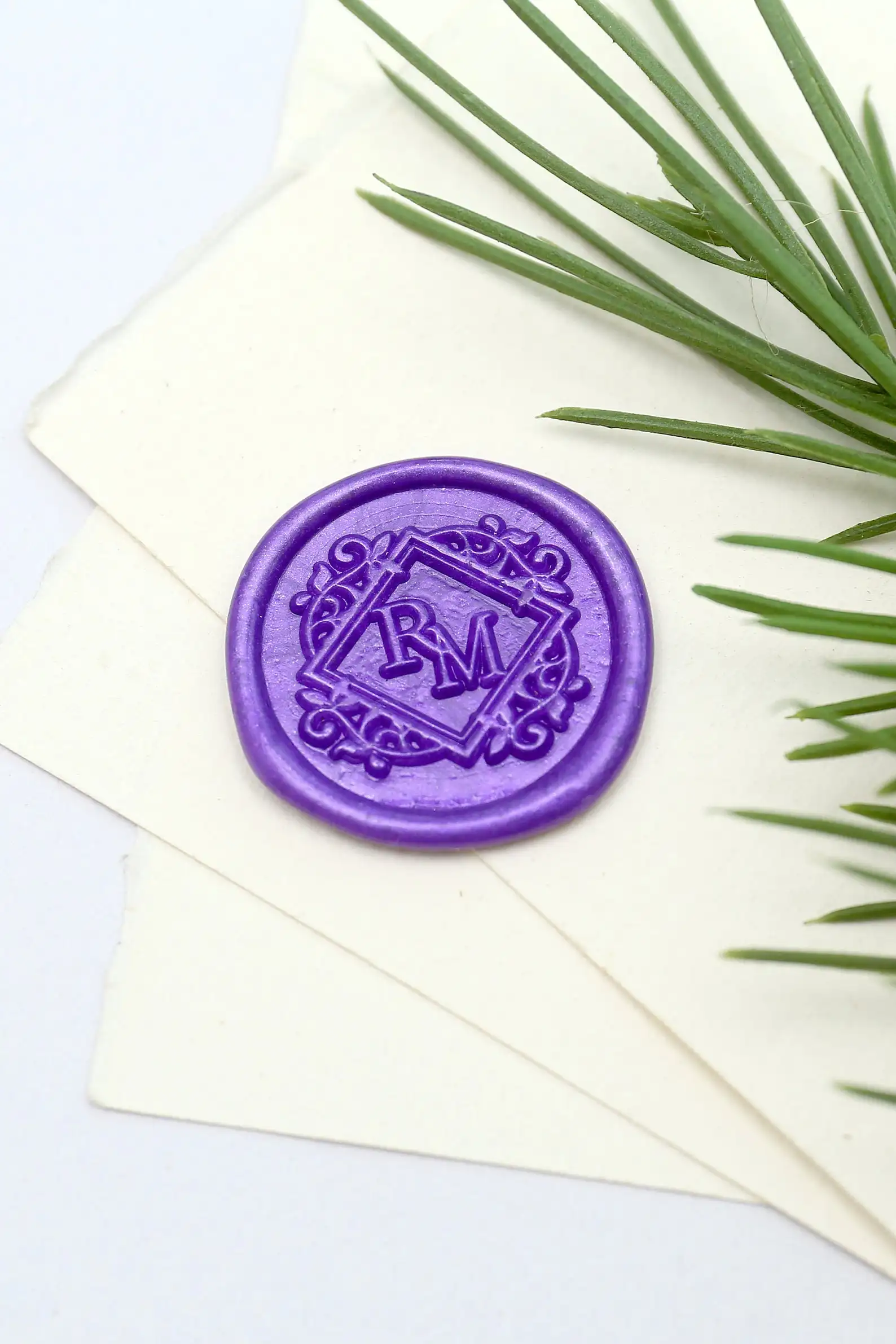 Фото Персонализированные инициалы с квадратным венком восковая - купить