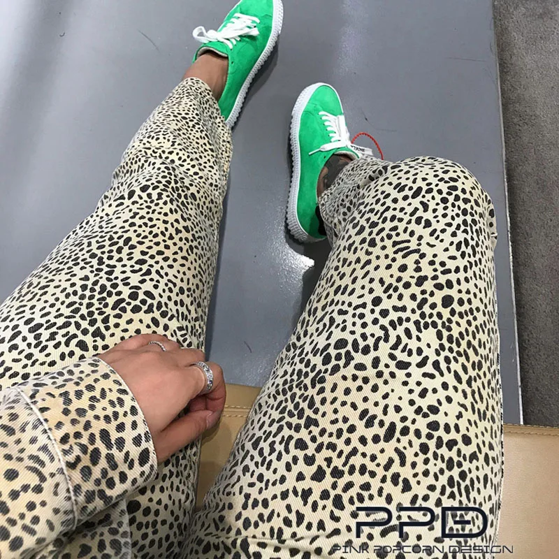 Прямые джинсовые брюки с высокой талией принтом питона | Женская одежда