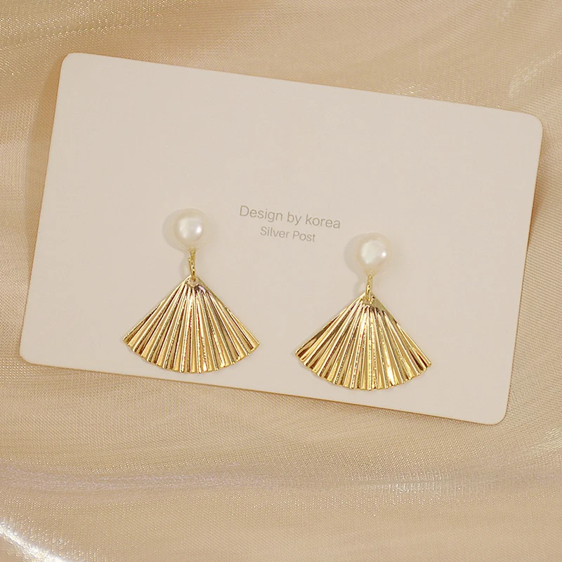 

New Arrive Charm Pearl Sector Earrings for Women . Luxury Feminia Stud Earring Wedding Accessories Jewelry Pendant