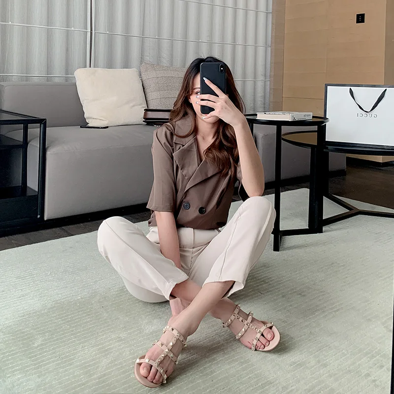 

Lucury Woman Shoes High Heels Sexy Rivets Sandals 6cm Square Heel Open Toe Shoes Women Fashion Low Heels Sandals V BRAND LOGO