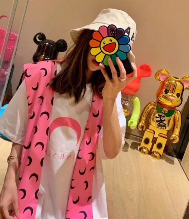 

114004 Summer New Fashion Classic Crescent Shawl + Trendy Brand Letter Luxury Design Casual Versatile T-shirt Women M2