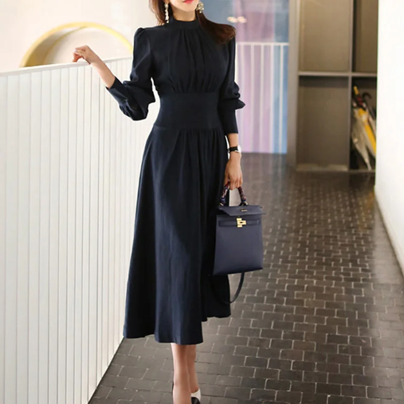Женское однотонное платье трапеция с пышными рукавами темно синее повседневное