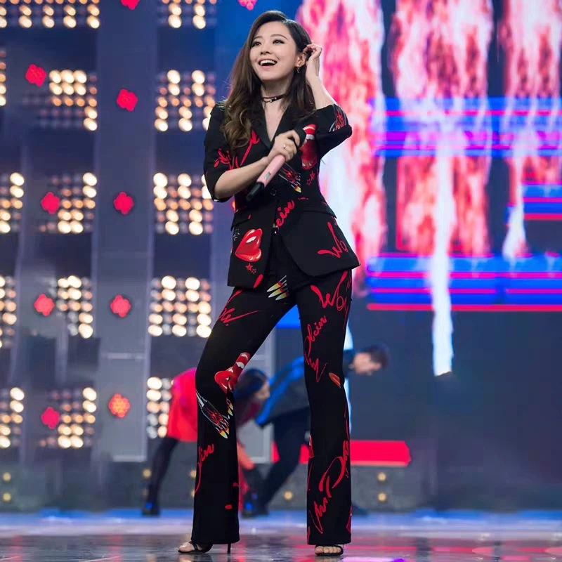 Женский брючный костюм с принтом в виде губ черный блейзер на одной