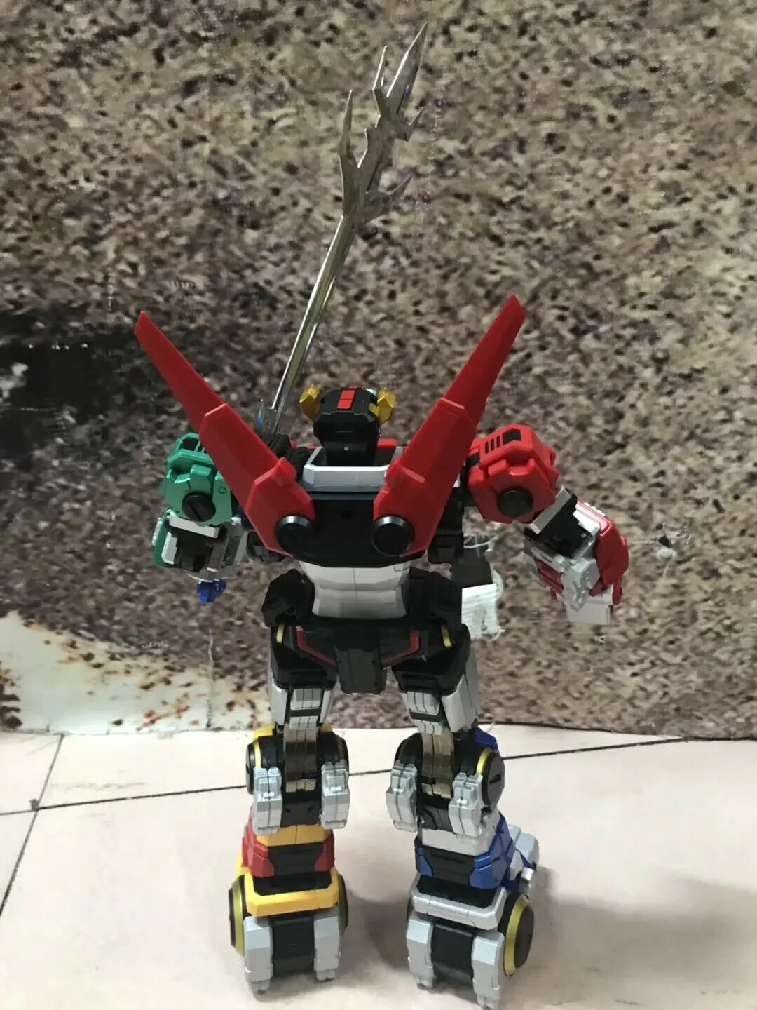 В наличии Titan модель TP01 чудовище король голион VOLTRON содержит светодиодный