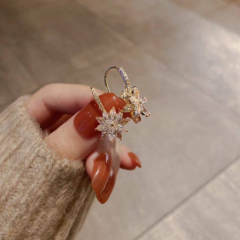 

2021 New Fashion Shiny Crystal Flowers Modelling Drop Earrings Elegant Temperament Joker Senior Women Earrings Jewelry