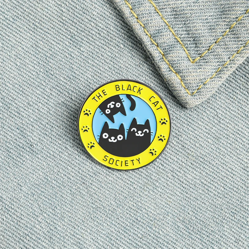 

THE BLACK CAT SOICETY Enamel Broochs Three Cat Cute Paw Round Shirt Badge Gift For Friends cartoon pictures Custom Pins Jewelry