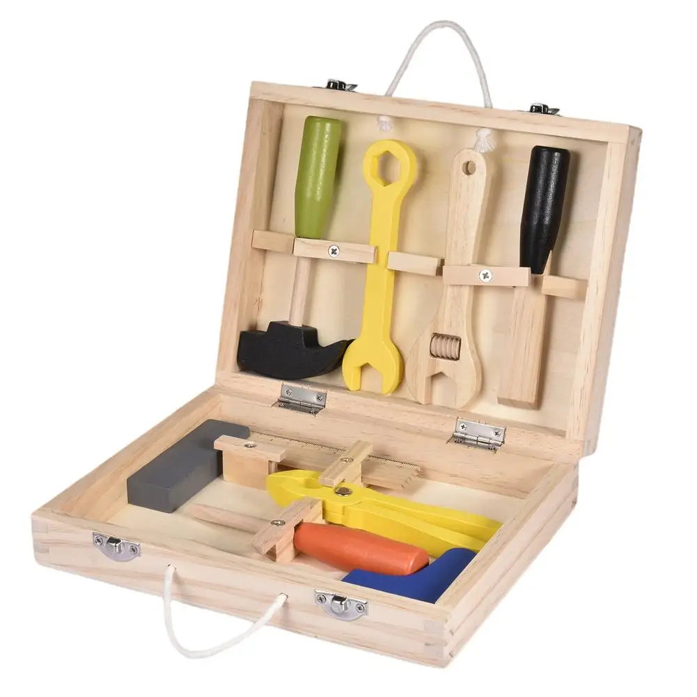 Ящик для инструментов с разноцветными деревянными инструментами
