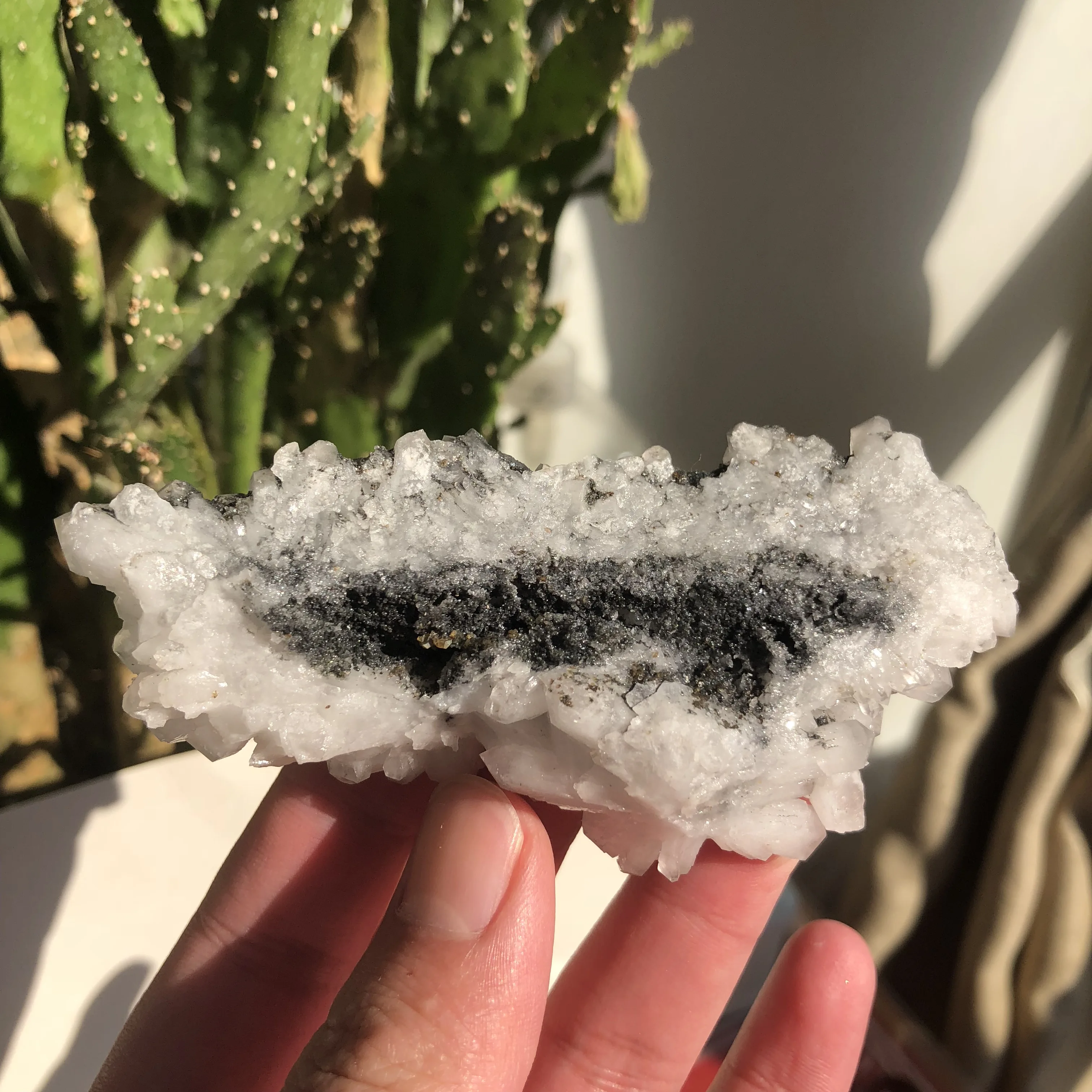 

Natural beautiful stone mine standard gray co-mineral crystal cluster rare natural growth