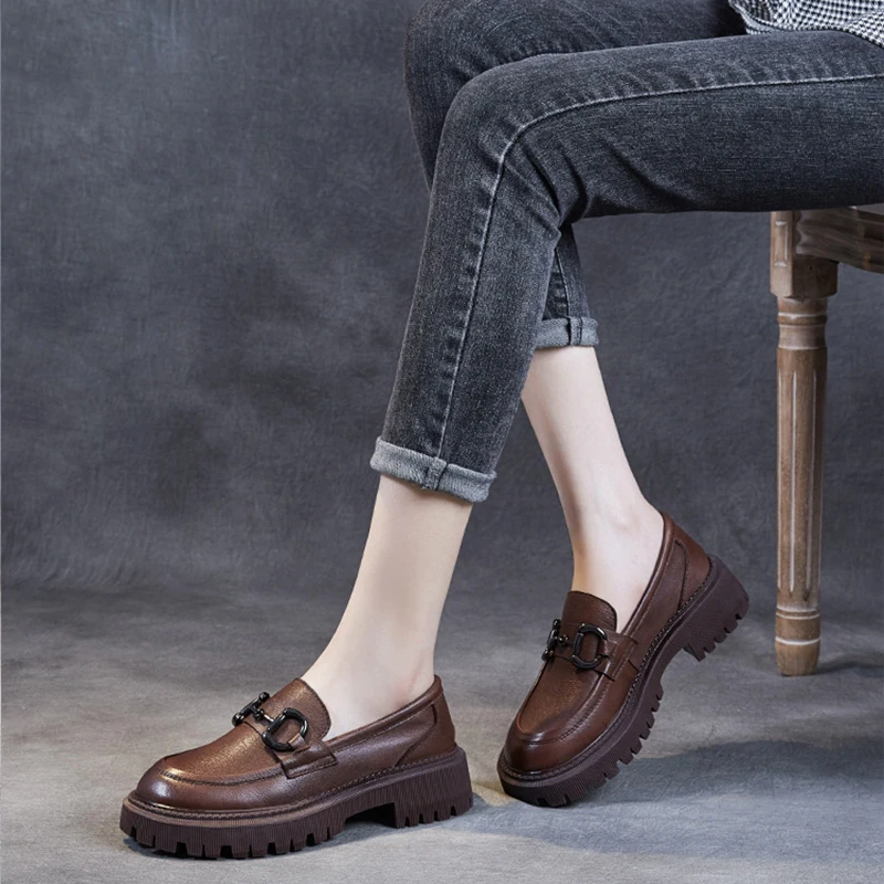 Маленькие кожаные туфли для женщин весенние лоферы на платформе педаль с пряжкой