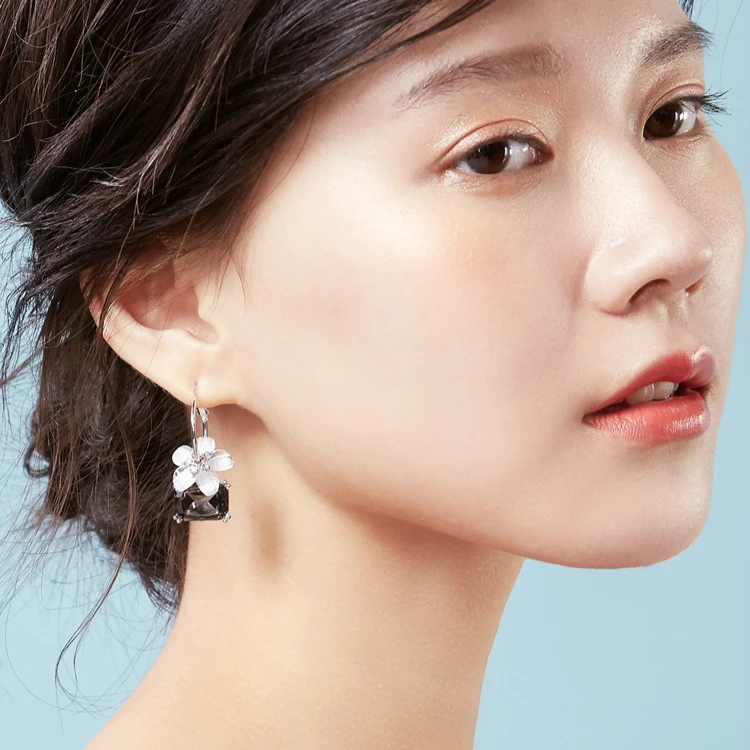 

Fashion Trendy Flowers Earrings for Women Vintage Creative Temperament Crystal Earrings Jewelry 925 Needle Free Shipping