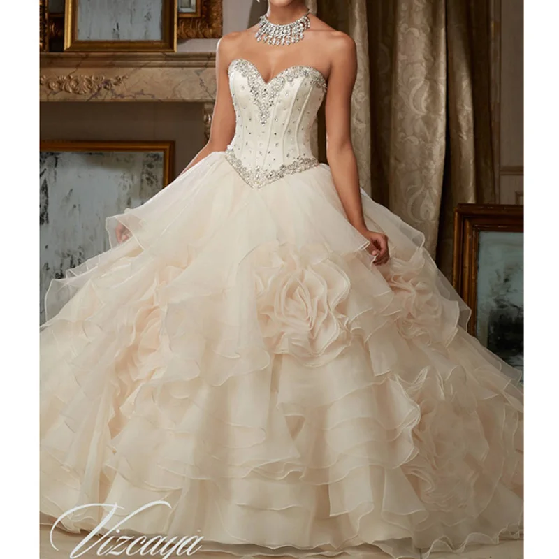 Женское бальное платье без рукавов красное блестящее с оборками украшенное