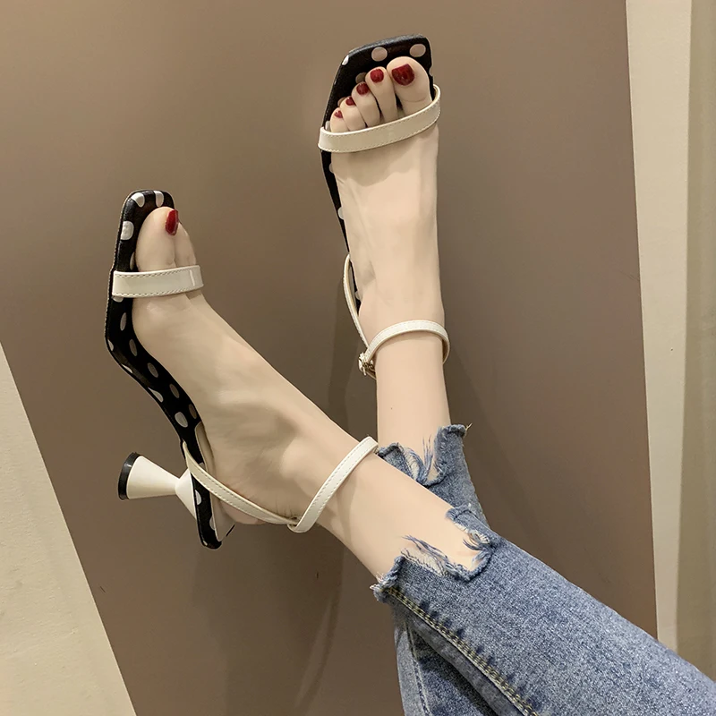 Женские босоножки на высоком каблуке с квадратным носком в сеточку оборками