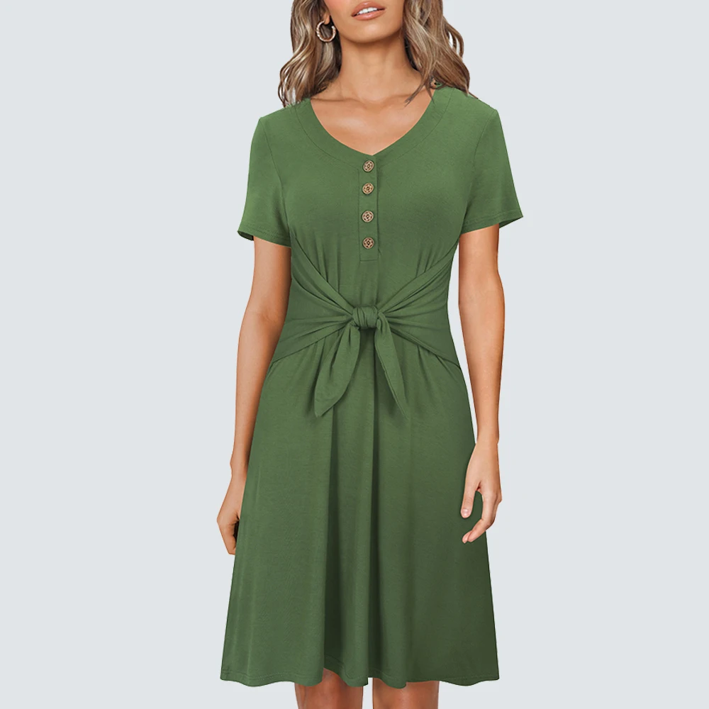 Женское платье до колена с круглым вырезом и пуговицами