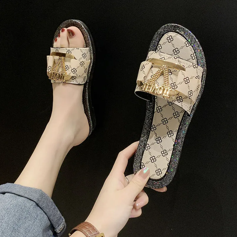 

New Slippers Women Sandals Luxury Designer Brand Platform Shoes Outside Fashion Woman Style Metal Letters Female Home Slippers