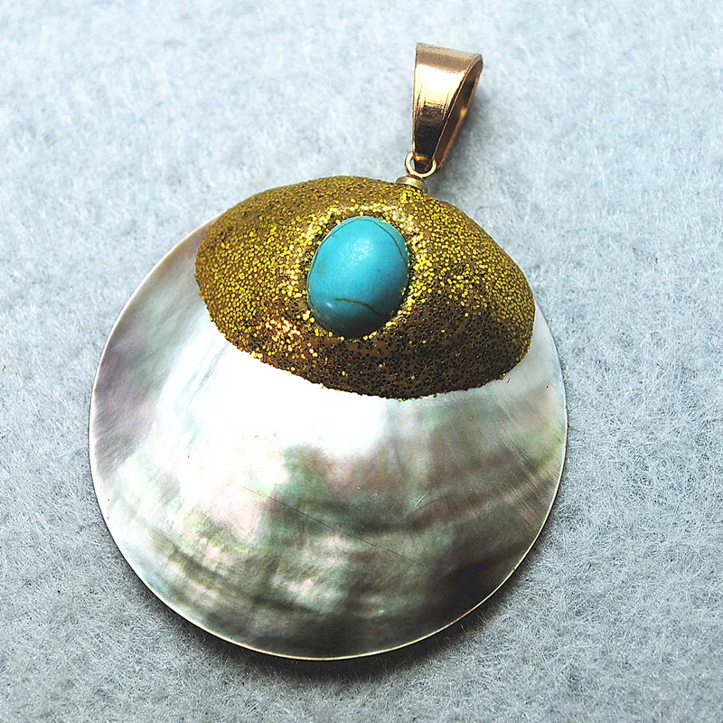 Натуральная раковина с синими подвесками размер 40 мм золотые цвета круглая форма