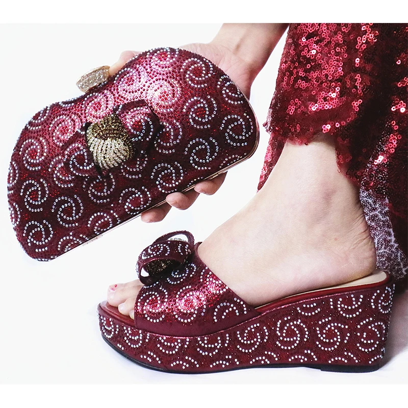 Осенний комплект специальной обуви и сумок на танкетке с камнями новинка