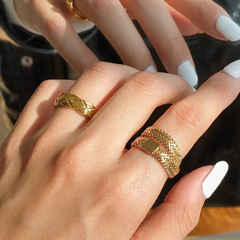 Женское кольцо в виде змеи с геометрическим рисунком|Кольца для помолвки| |