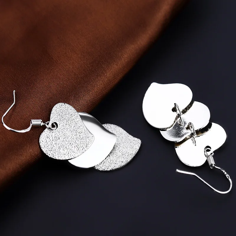 Женские сережки в форме сердца серебристого цвета матовые среднего размера для