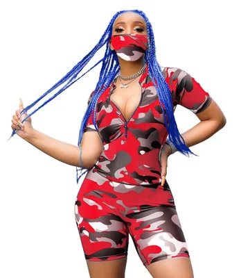 Спортивный женский костюм с маской-камуфляжом принтом коротким рукавом на