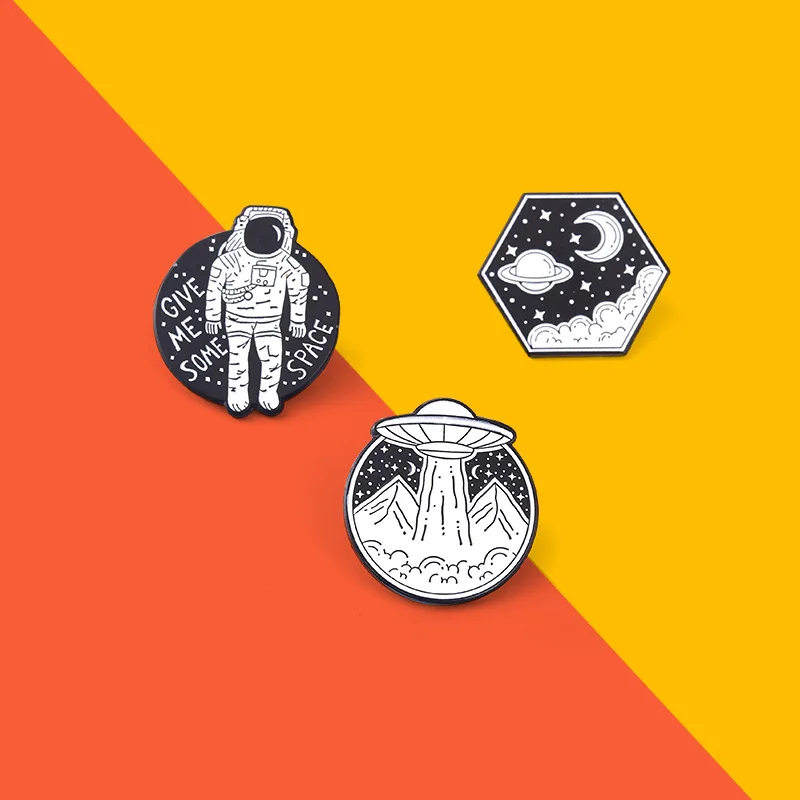 

New Astronaut Series Brooch Creative Starship Brooch Lapel Pins Novel Outer Space Brooch Space Scenery Badge Pretty Enamel Pins