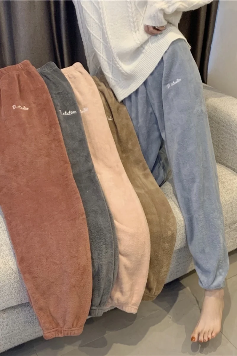 Утолщенные бархатные брюки кораллового цвета сохраняют тепло. Вы можете носить