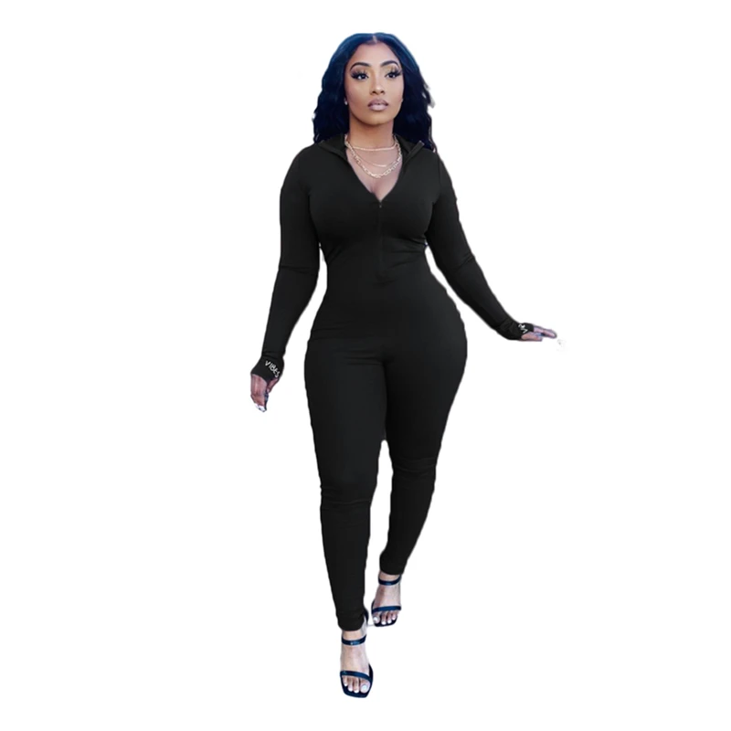 

Однотонный комбинезон в рубчик с вышивкой