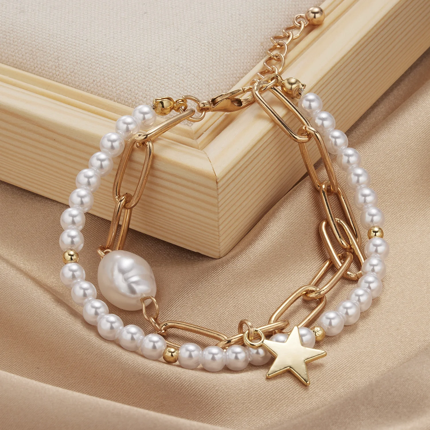 

Vintage Imitation Pearl Bracelet For Women Stars Daisy Flower Geometric Pendant Multilayer Bracelets Wedding Exquisite Jewelry
