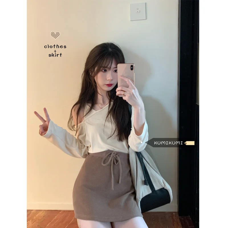 Женский летний комплект из двух предметов: футболка с открытыми плечами и