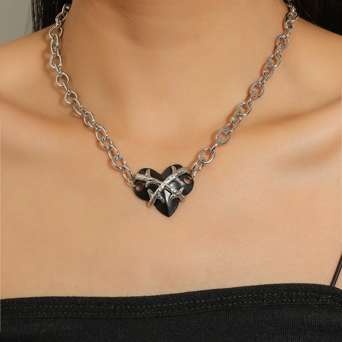 

Fashion Trendy Black Love Heart Shape With Three-Dimensional Thorn Pendant Women's Necklace Clavicle Chain Jewelry Accessories