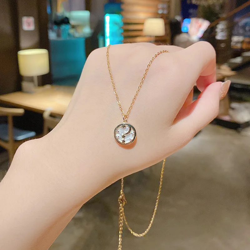 

Korean version of the new Fritillary Star Moon Pendant Necklace Feminine Exquisite Clavicle Chain
