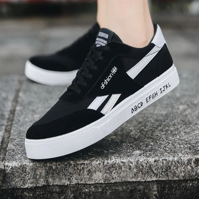 

Hot Sale New 2020 outdoor casual sneakers comfortable lightweight shoes for men Multicolor skateboard canvas shoes
