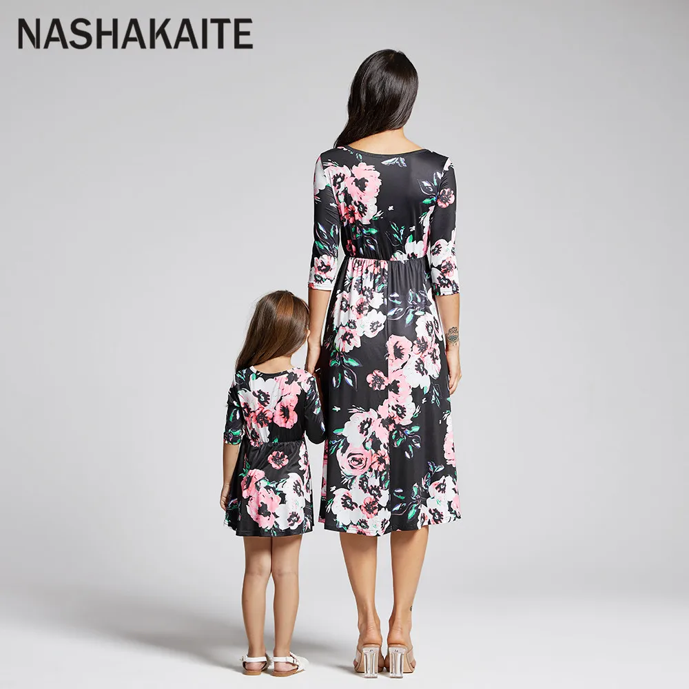 NASHAKAITE/платья для мамы и дочки Черное Осеннее платье с короткими рукавами и принтом Комбинезон для маленьких девочек, одежда «Мама и я» семейный образ