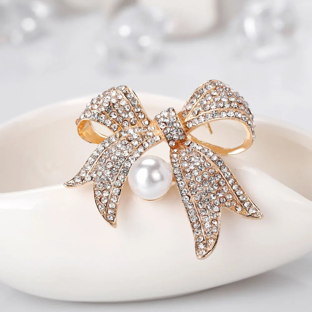 Привлекательная брошь в виде банта из горного хрусталя с бабочкой золотого и